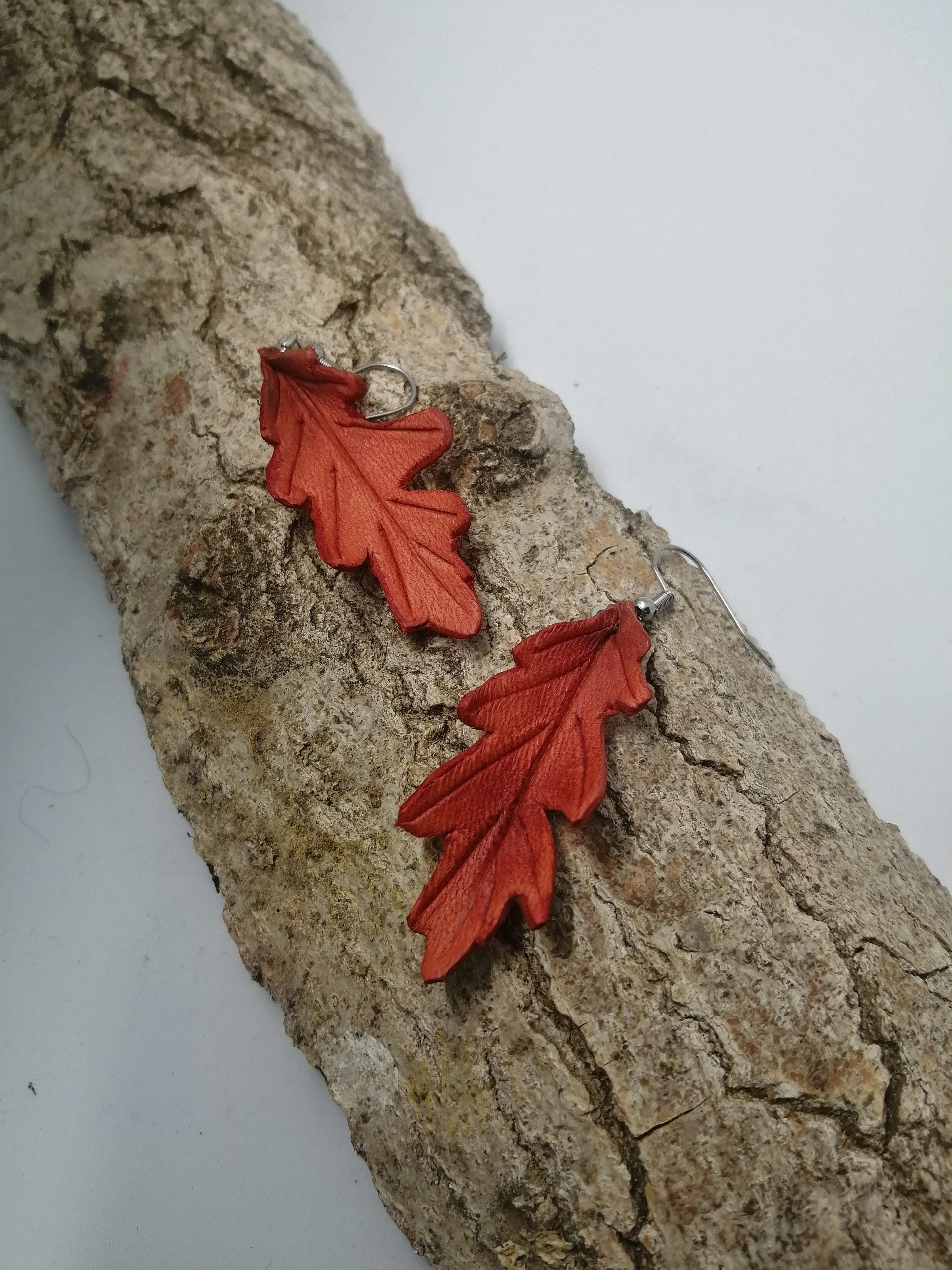 Pendientes de Hoja de Roble en Cuero