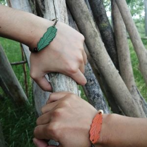 Pulseras de cuero en forma de pluma.