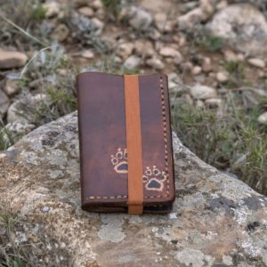 cartera de cuero huellas de perro