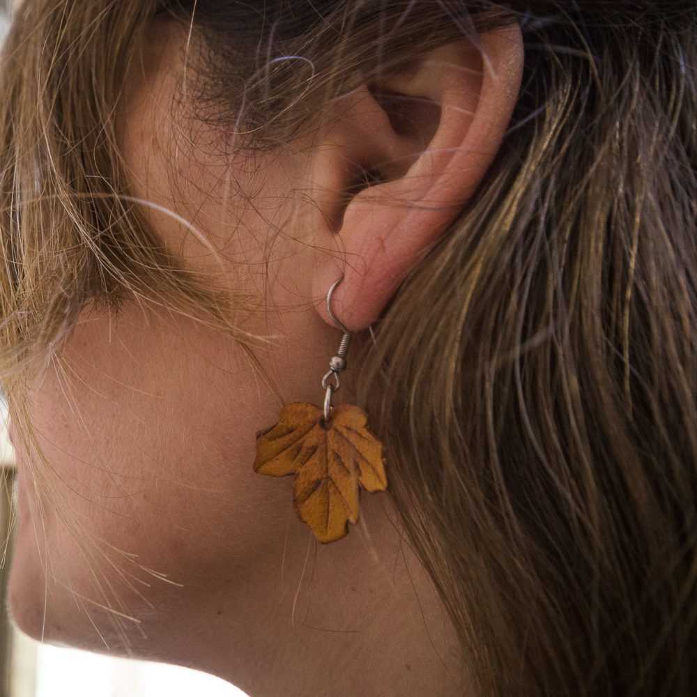 Pendientes de Hoja de Roble Americano en Cuero