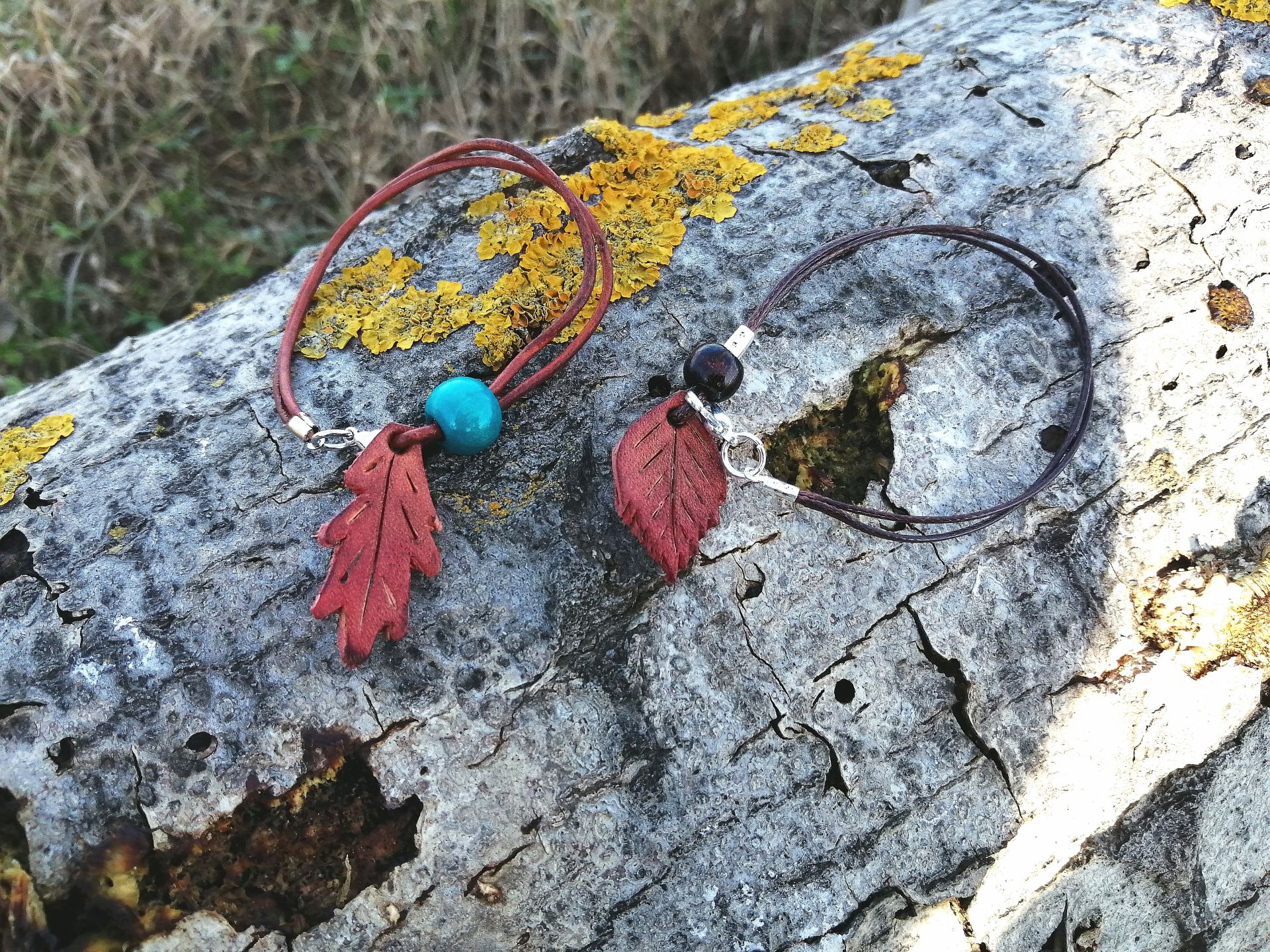 Pulseras de cuero, hojas de roble y olmo