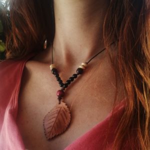 hoja de olmo, collar de cuero
