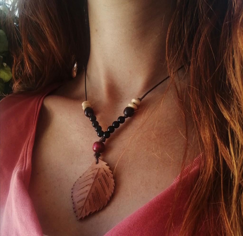 hoja de olmo, collar de cuero